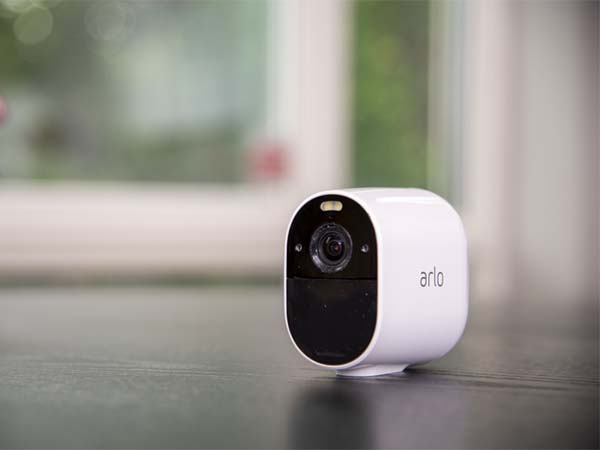 Caméra de surveillance Arlo Essential en intérieur