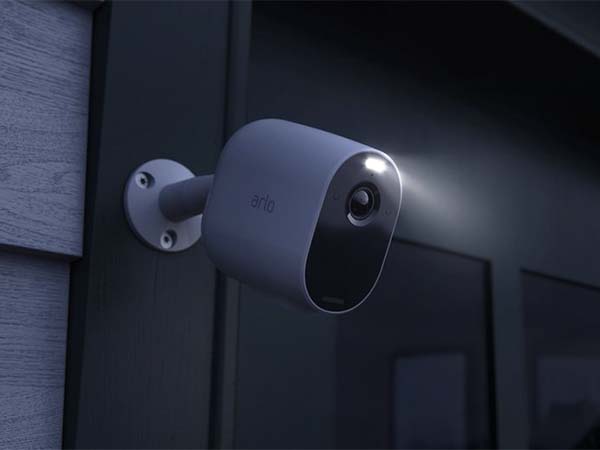 Caméra de surveillance Arlo Essential en extérieur de nuit