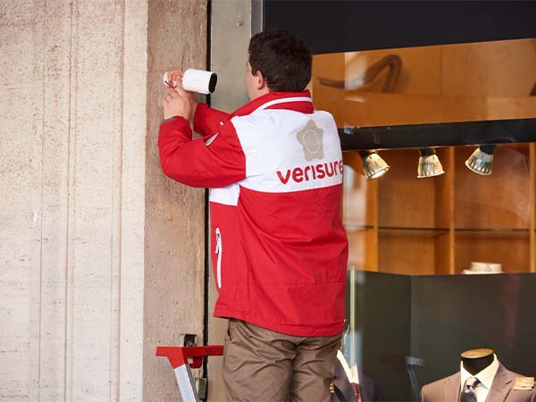 Installation caméra de surveillance Arlo en extérieur par professionnel Verisure