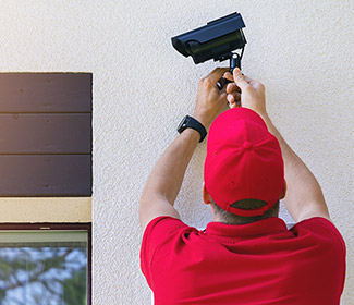 Installation caméra de surveillance extérieure