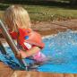 Enfant dans piscine