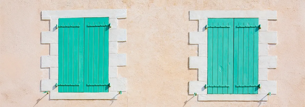 Fermer les volets pour éviter un camrbiolage