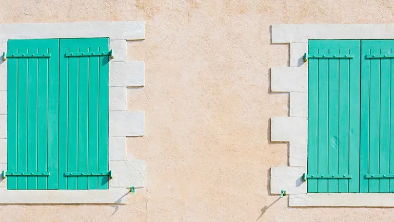 Fermer les volets pour éviter un camrbiolage