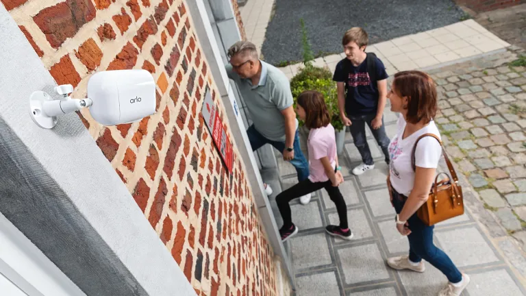 camera arlo exterieur protection famille